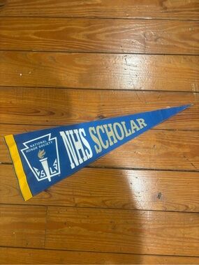 (675) NHS SCHOLAR FELT FLAG